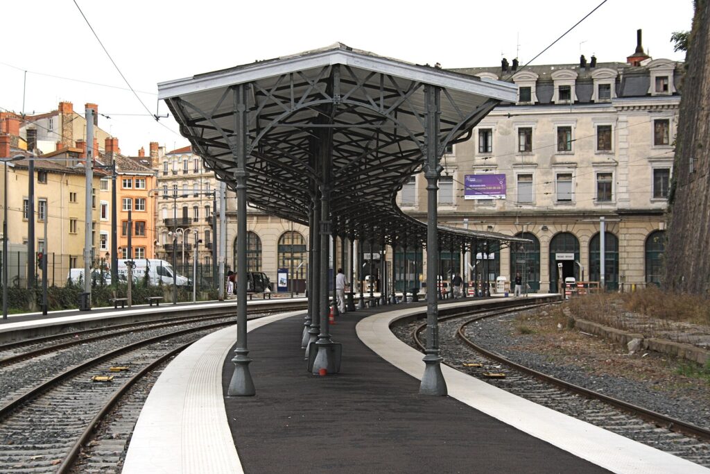 Façade historique de la gare de Lyon-Saint-Paul dans le Vieux Lyon