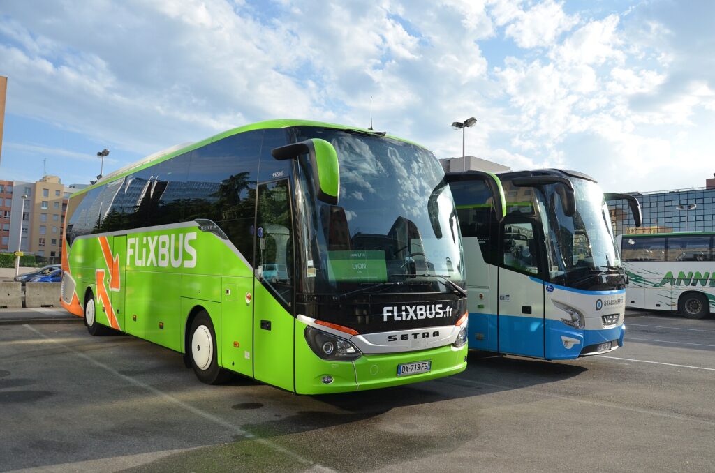 Autocar FlixBus Setra S 516 HD à Lyon, illustrant les voyages en bus longue distance