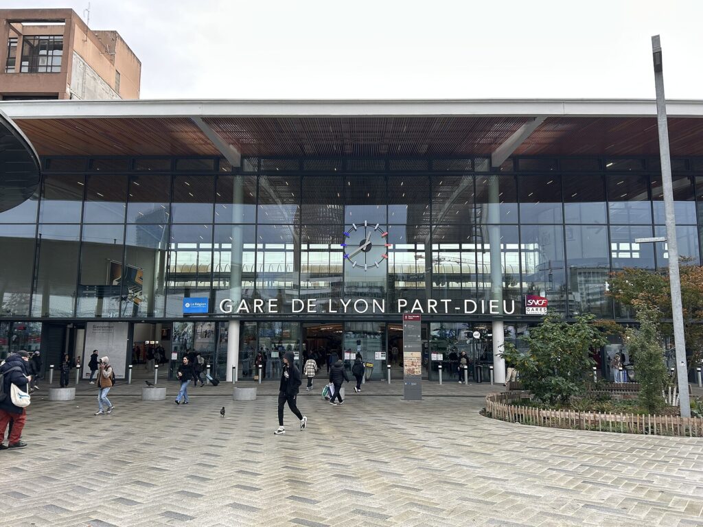 Alt Text: Vue de la gare de Lyon-Part-Dieu modernisée après les travaux.