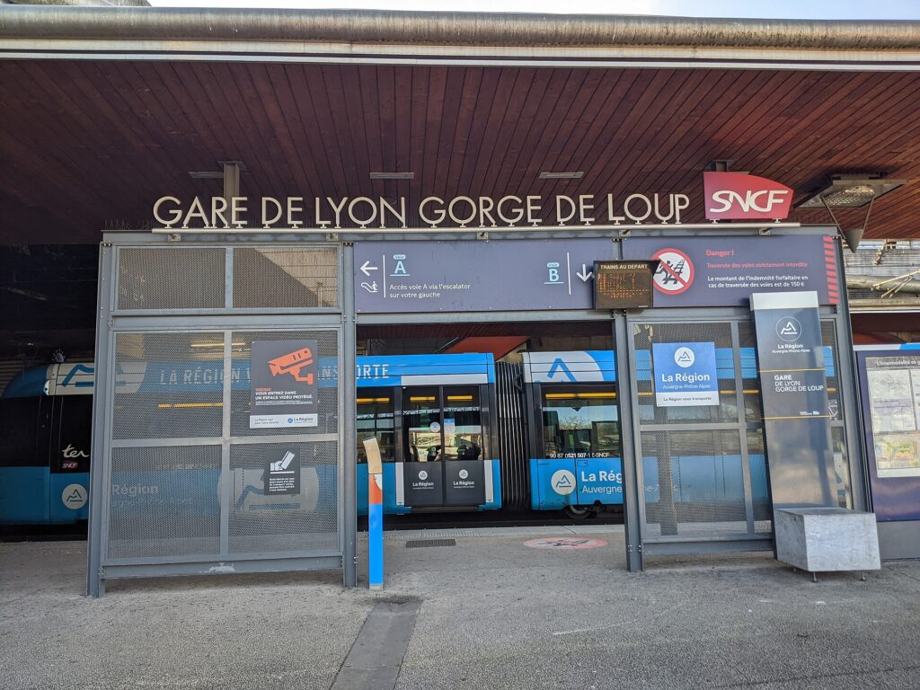 Entrée principale de la gare de Lyon-Gorge de Loup avec sa structure moderne