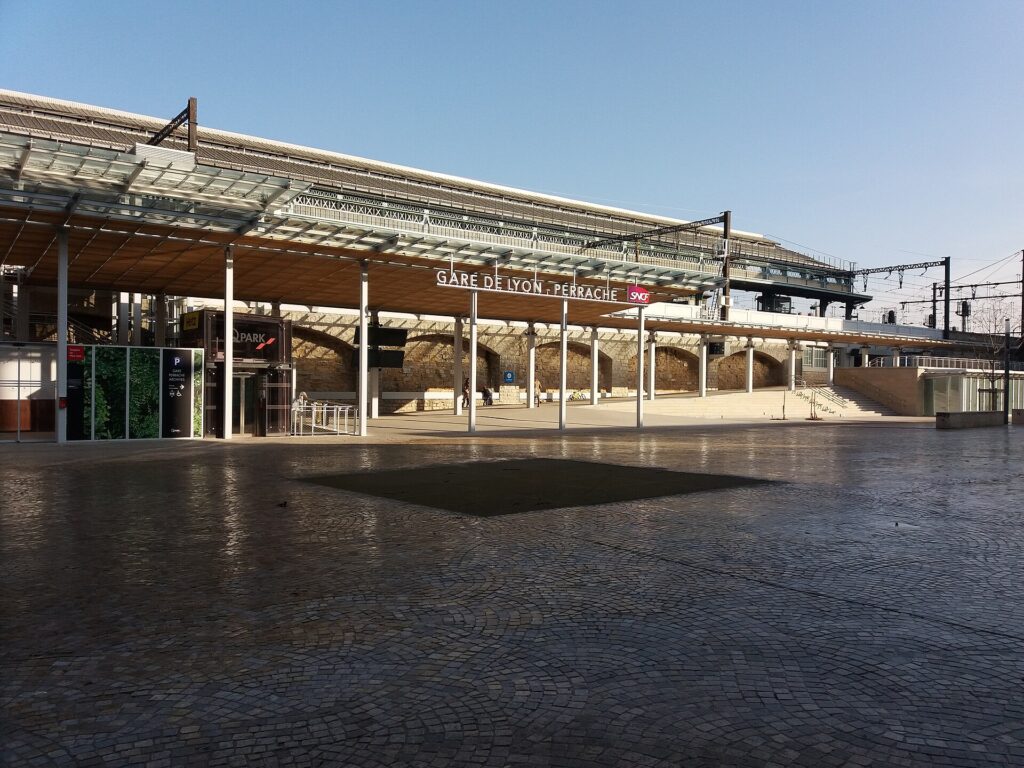 Nouvelle entrée de la gare de Lyon-Perrache sur la place des Archives
